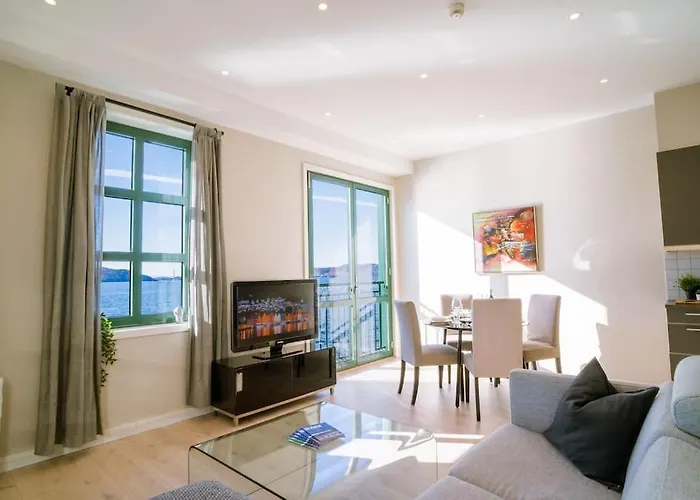 Seafront Apt. With Elevator And French Balcony