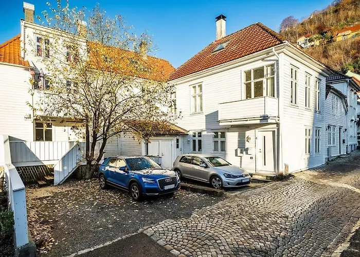 Central Apartment With Balcony, Self-Check In & Private Entrance