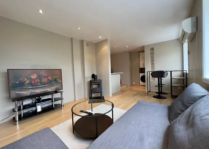 Walking Distance To City Center With Private Parking