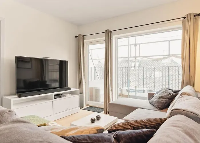 Dinbnb Apartments I 1 Minute To Tram! Newly Built With Balcony & 3 Beds