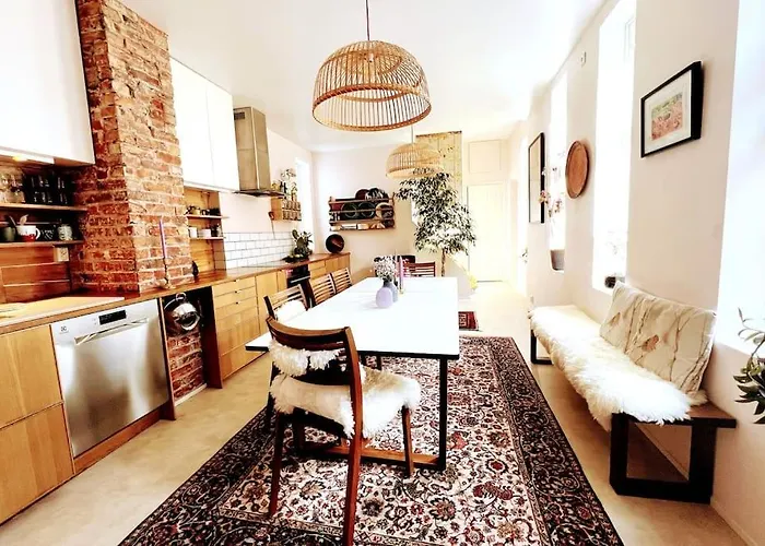 Spacious Historical Art Oasis In The City Center
