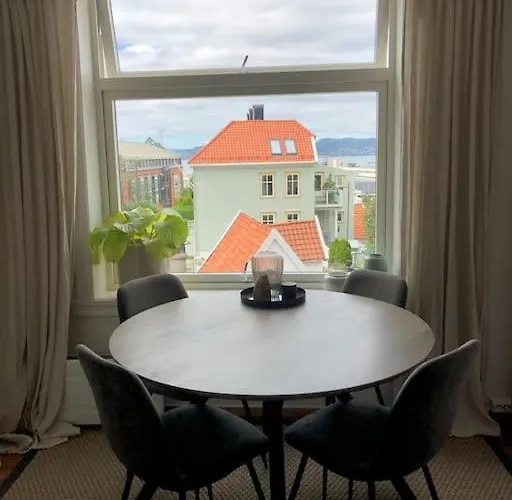 Sentral Leilighet Med Fantastisk Utsikt!