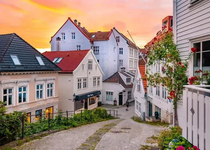 Dinbnb Homes I Historical 1850 House