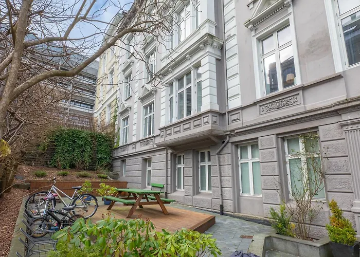 Roomsly Apartments - Prime Location And Modern Comfort