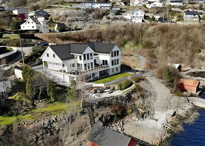Beachfront Villa With Jacuzzi, Cinema & Canoe