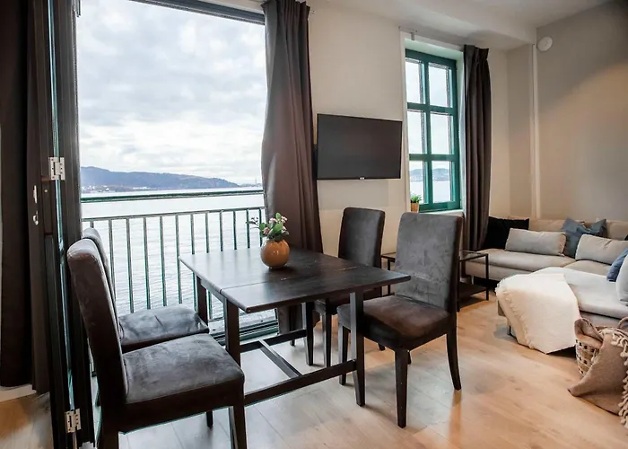 Beautiful Harbour Apartment With French Balcony