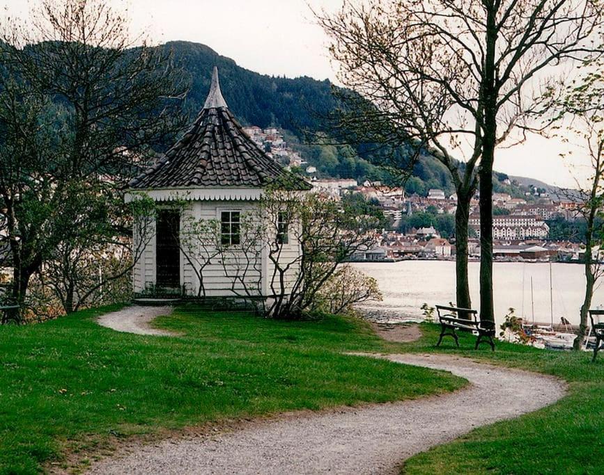 Apartment Moderne Bergenshus Med Privat Hage Og Parkering Bergen