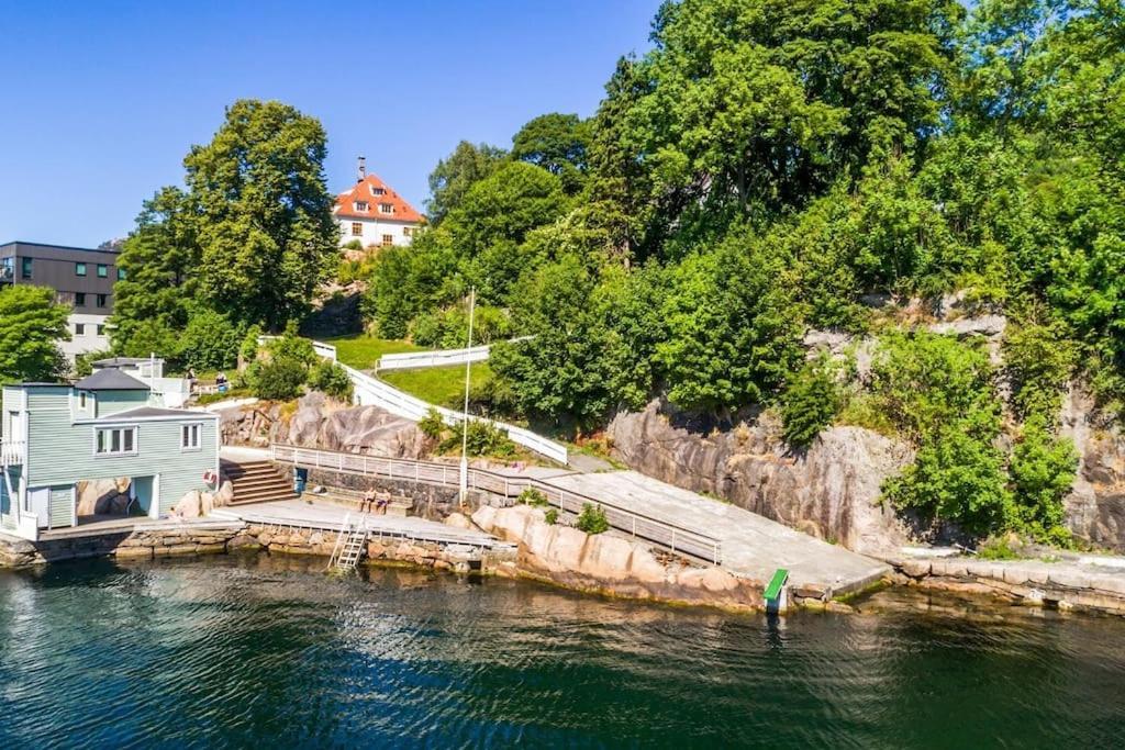 Moderne Bergenshus Med Privat Hage Og Parkering