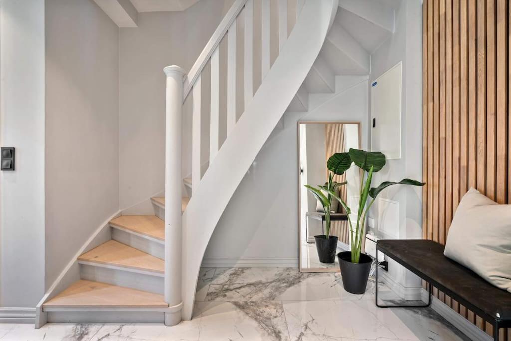 Moderne Bergenshus Med Privat Hage Og Parkering