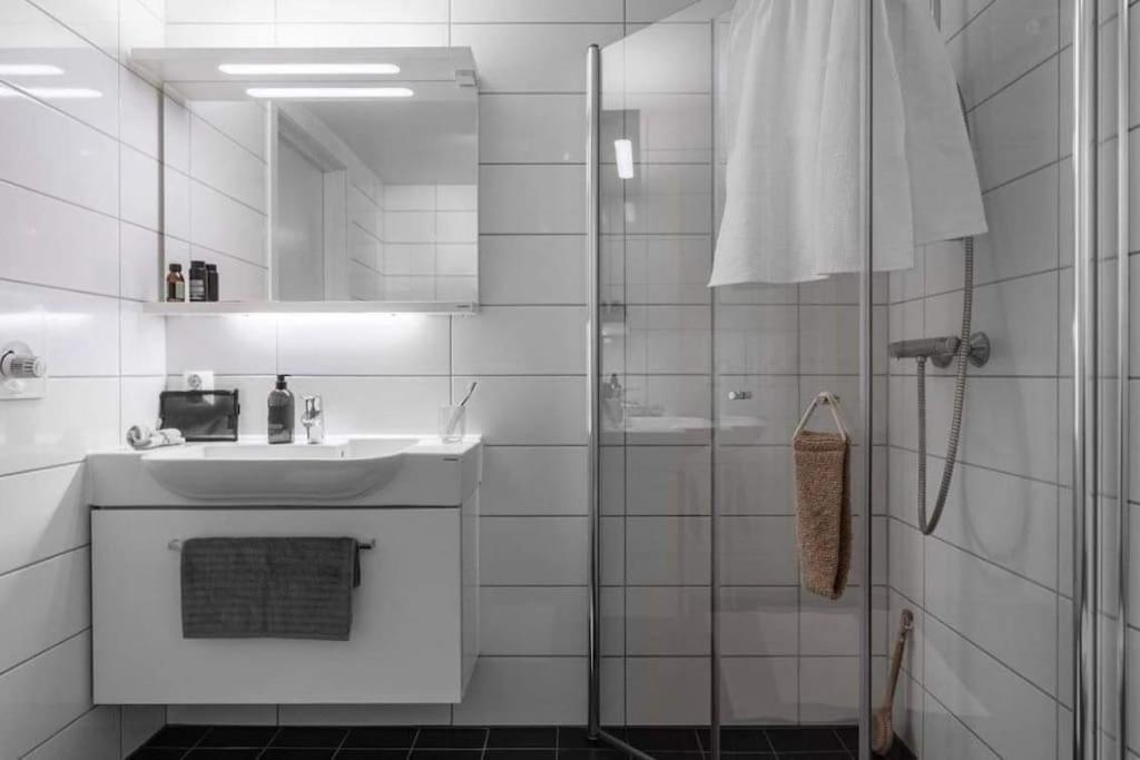Luxury & Modern By The Ocean Apartment *