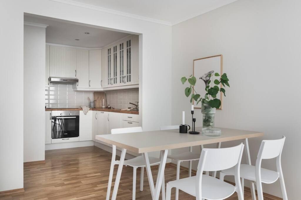 Large Modern In Center! Apartment *