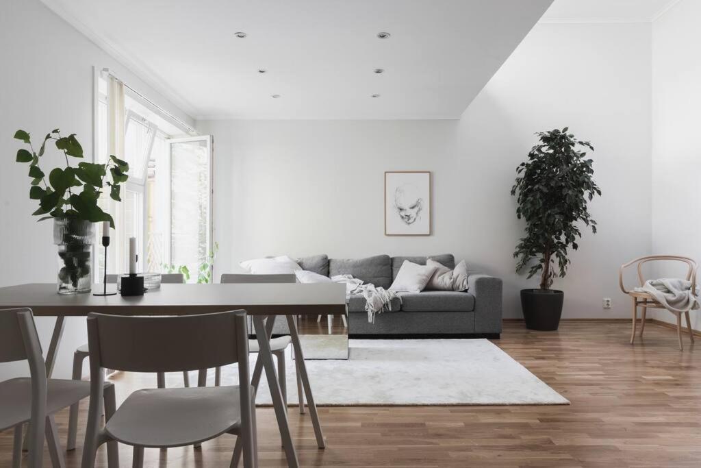 Large Modern In Center! Apartment