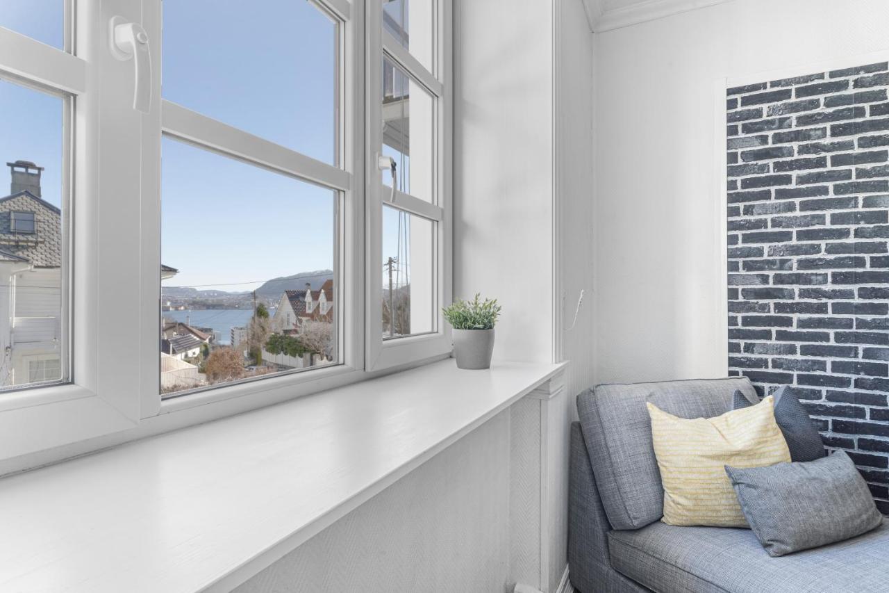 Big W/ A View And Parking Apartment *
