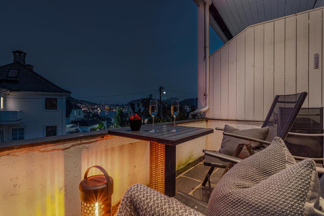 Big W/ A View And Parking Apartment *