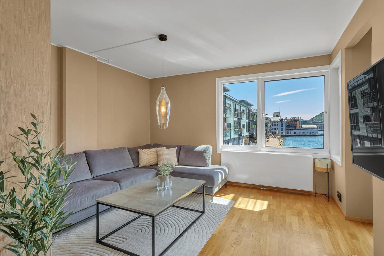 Apartment Sea-kissed Elegance: Your City Retreat *