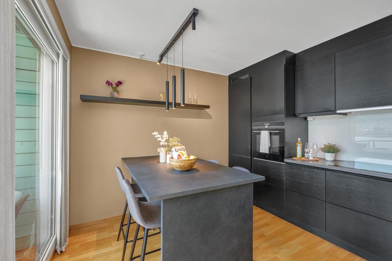 Apartment Sea-kissed Elegance: Your City Retreat *