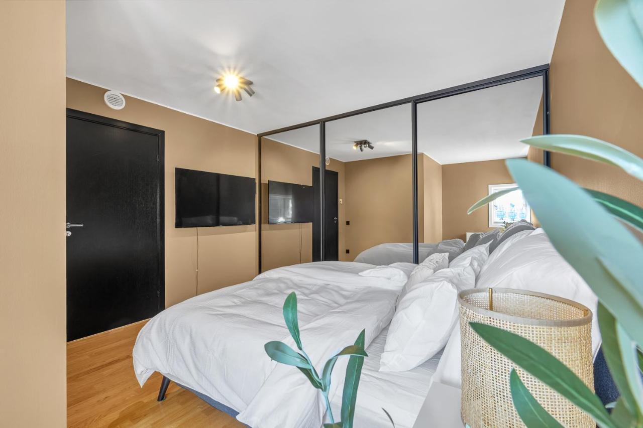 Apartment Sea-kissed Elegance: Your City Retreat *