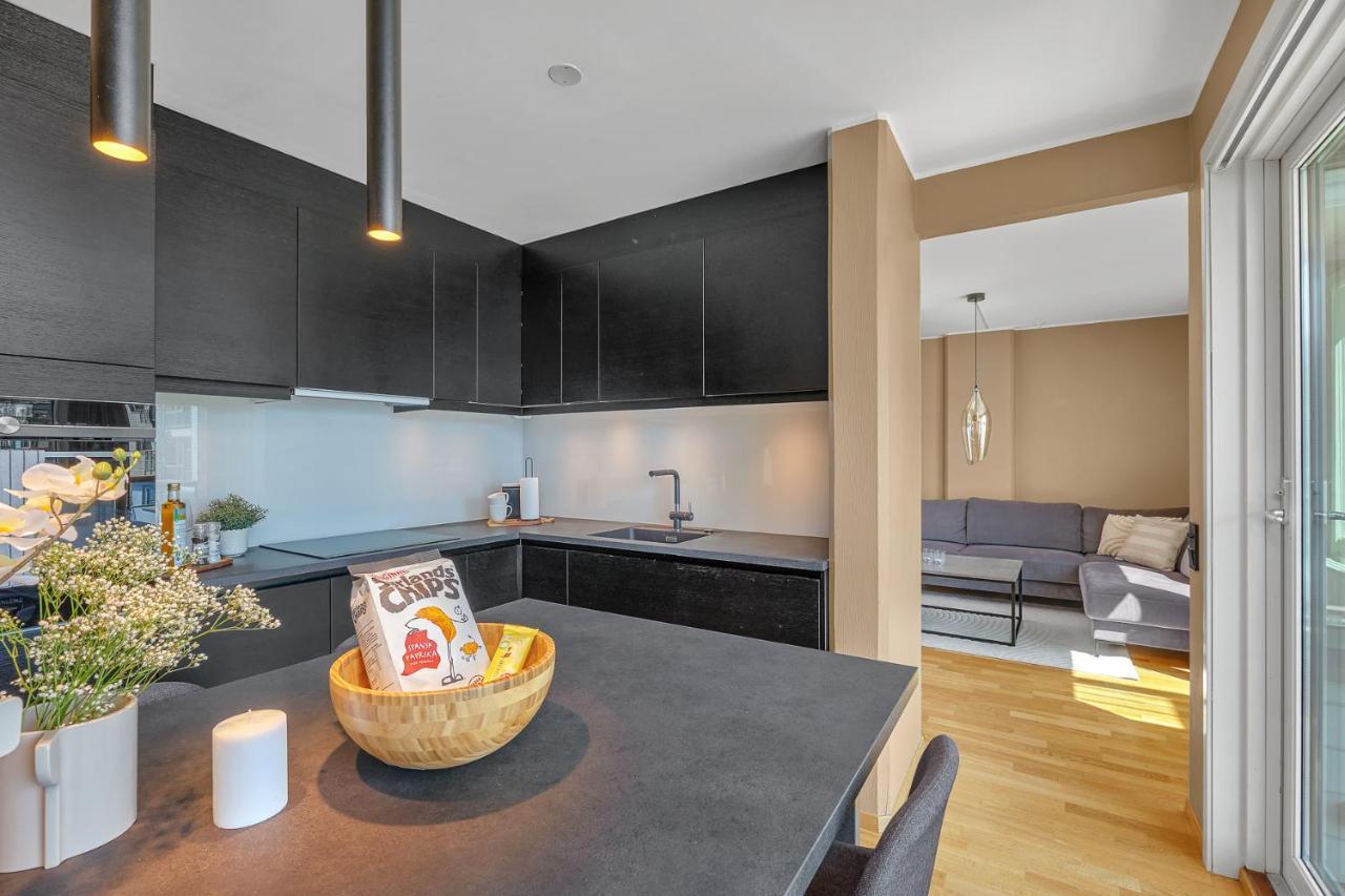 Sea-kissed Elegance: Your City Retreat Apartment *
