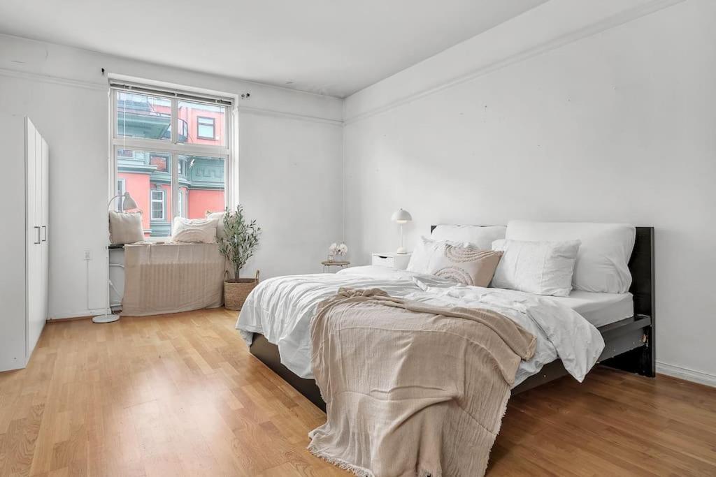 Expansive Charm: Cozy 150sqm Retreat In Apartment