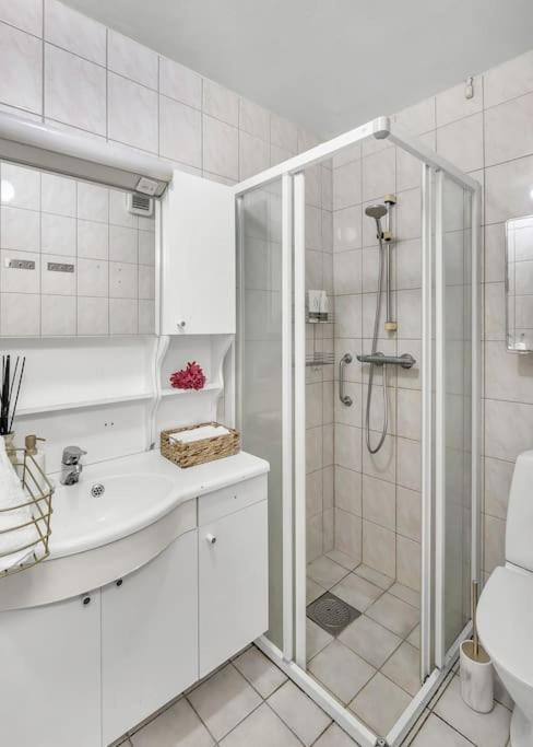 Apartment Expansive Charm: Cozy 150sqm Retreat In