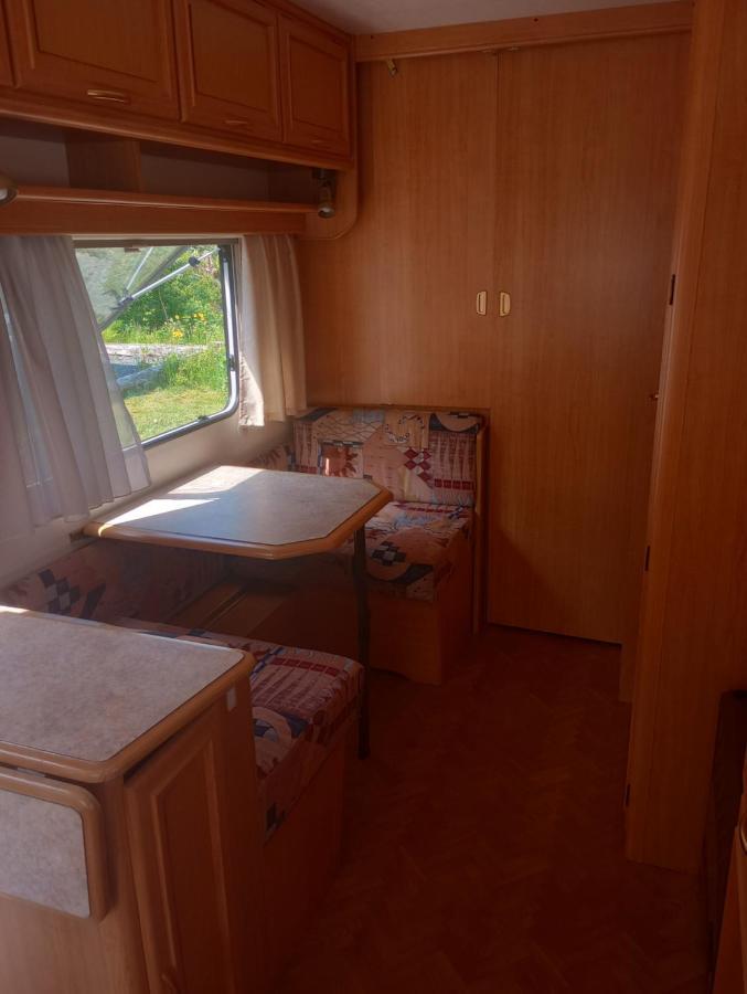 Bo Landlig, Sentralt Utenfor Campsite *