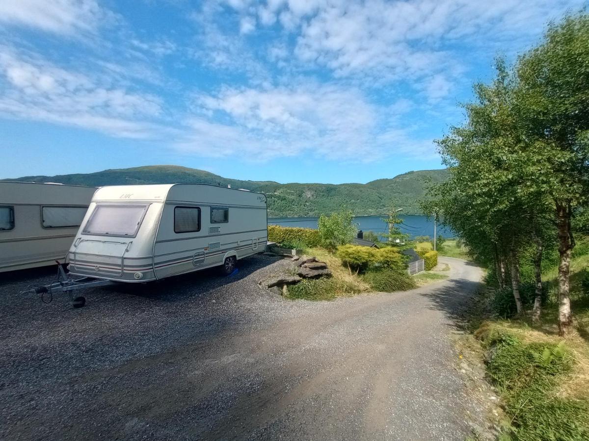 Bo Landlig, Sentralt Utenfor Campsite