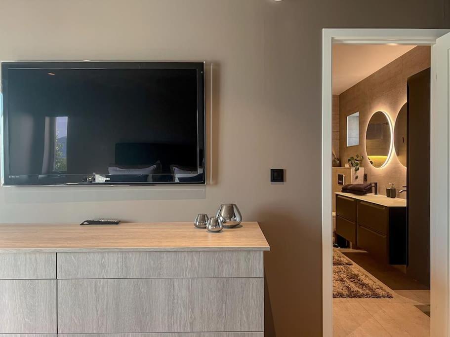 Sjoutsikt, Jacuzzi Og Solfylt Apartamento