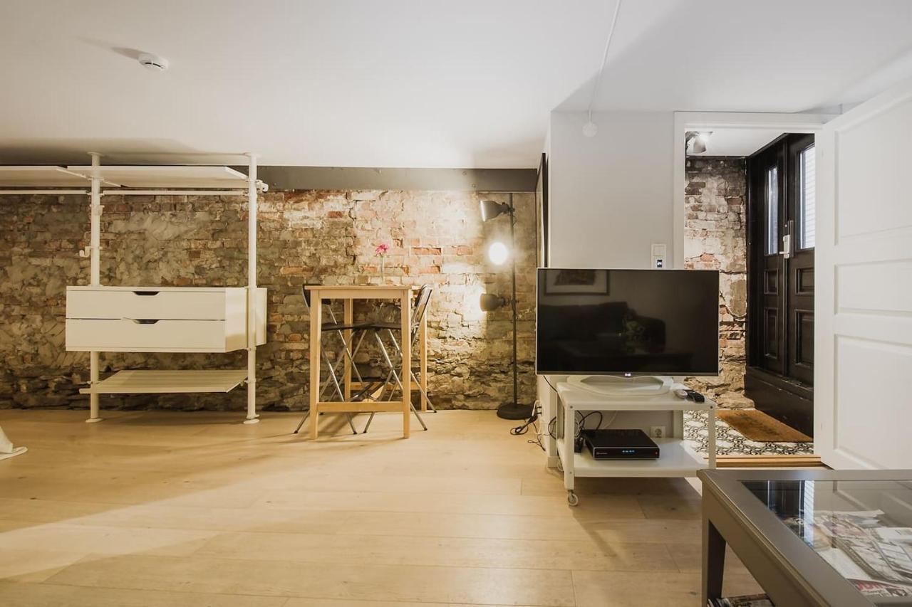 Central Studio Basement Apartment *