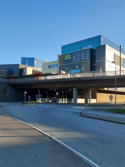 Kjellerleilighet I Fana Til Leie-med Gratis Parkering Og Mange Kollektiv Reisemuligheter Bergen