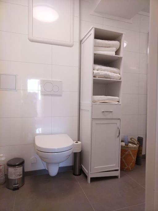 Apartment Kjellerleilighet I Fana Til Leie-med Gratis Parkering Og Mange Kollektiv Reisemuligheter Bergen