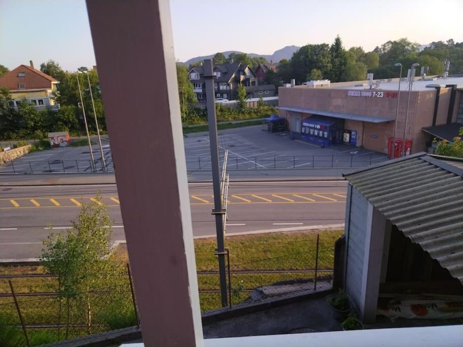 Kjellerleilighet I Fana Til Leie-med Gratis Parkering Og Mange Kollektiv Reisemuligheter Apartment