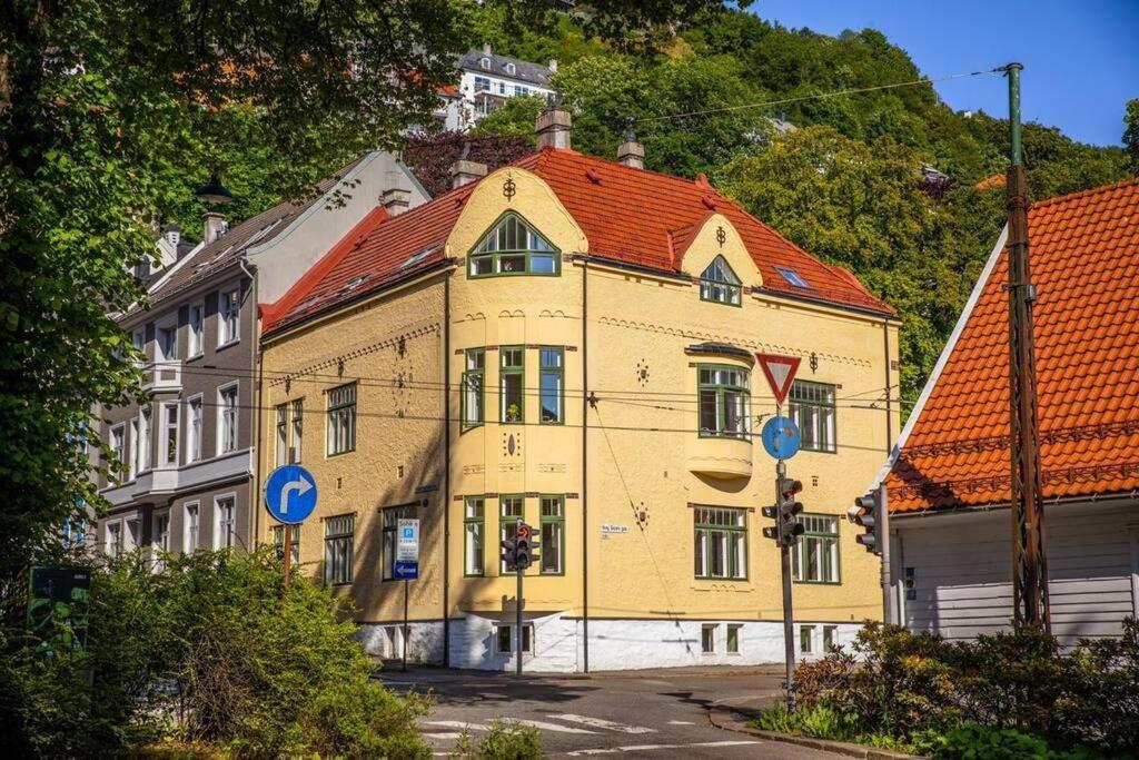 New! Modern City Apt: Central W/ Private Entrence Apartment Bergen