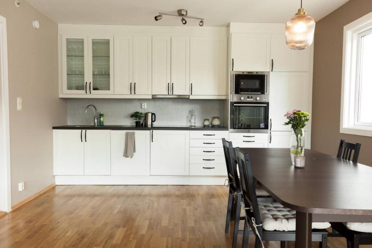 Holiday home Dinbnb I Family-friendly & Spacious 2-bedroom With Parking *