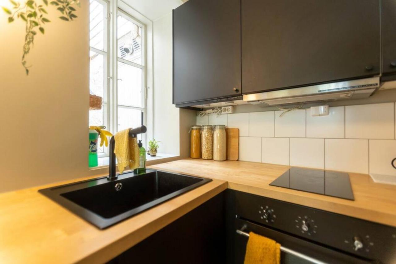 Dinbnb Homes I Cozy Cellar In Historical Cobblestone Street