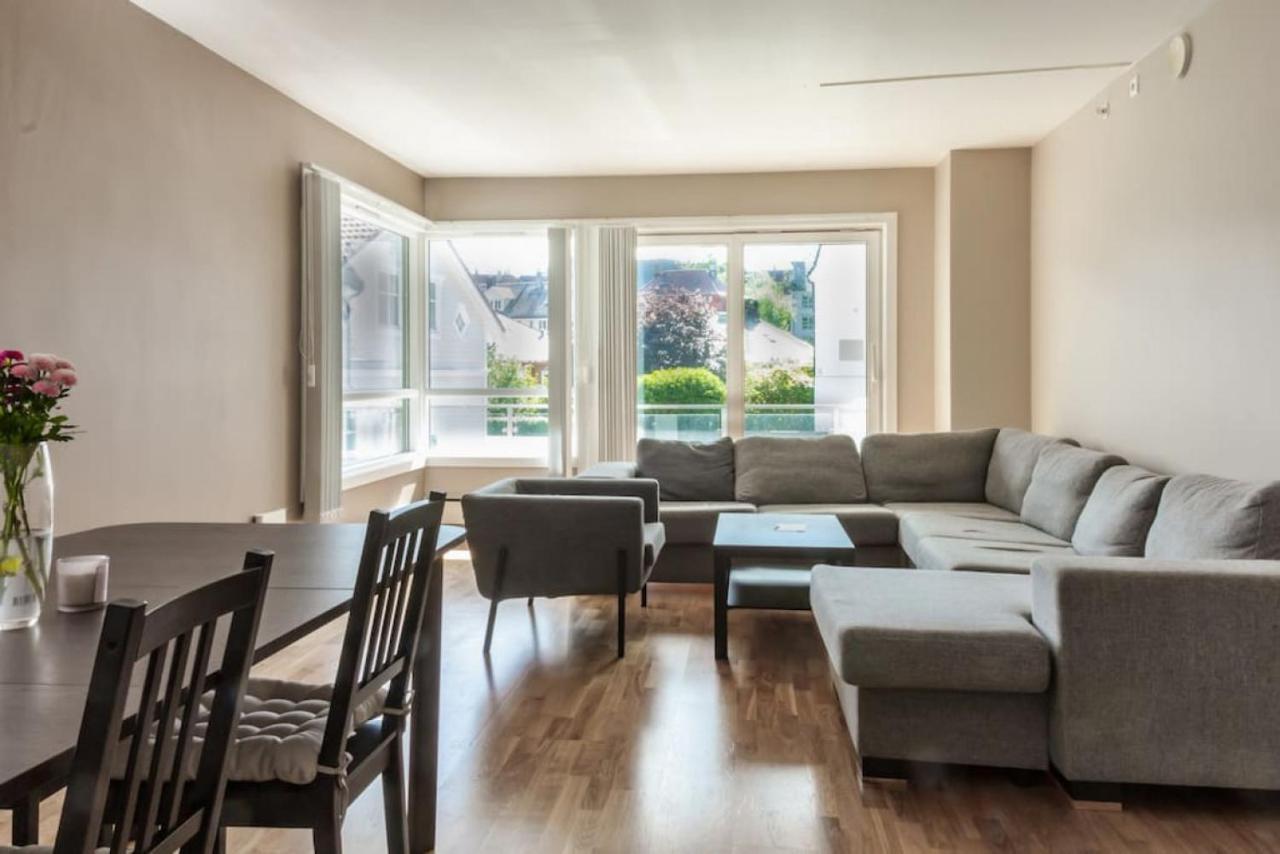 Holiday home Dinbnb I Family-friendly & Spacious 2-bedroom With Parking *