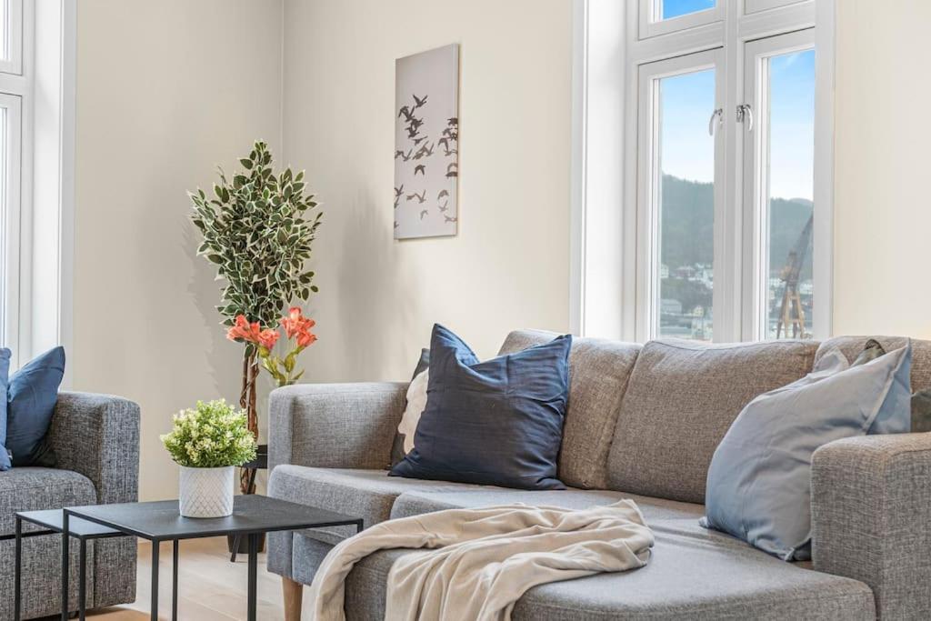 New! Huge Modern Apartment! Fit For Two Families!