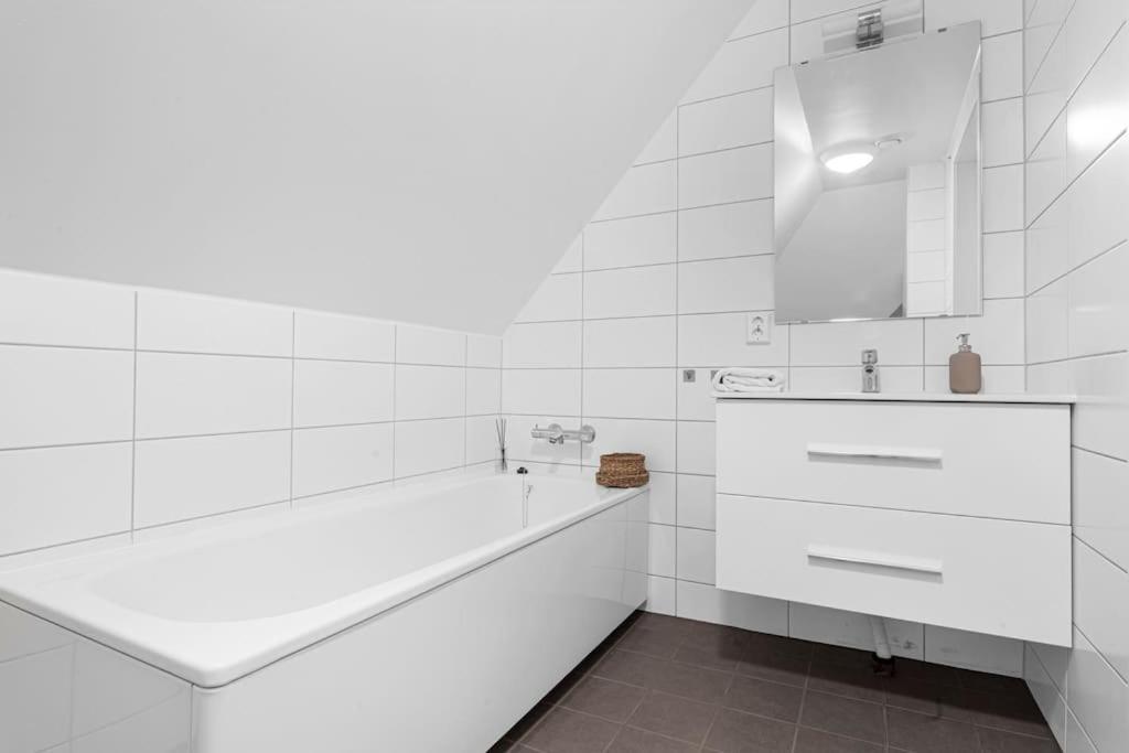 Apartment New! Huge Modern Apartment! Fit For Two Families! Bergen