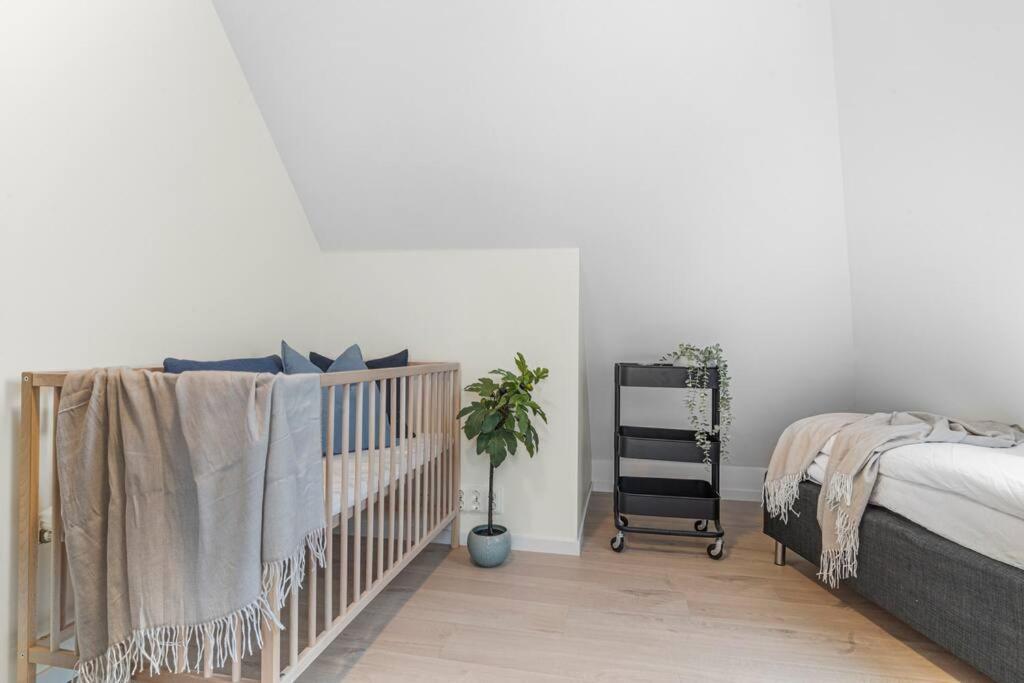 New! Huge Modern Apartment! Fit For Two Families! Apartment