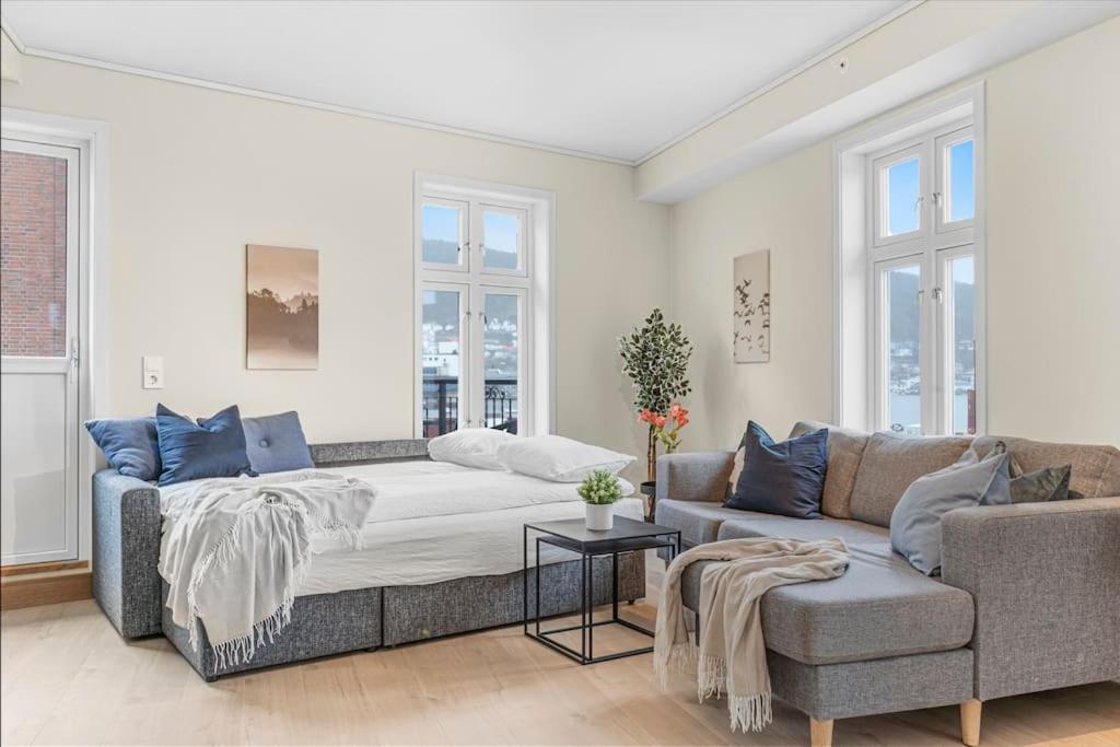 Apartment New! Huge Modern Apartment! Fit For Two Families! *