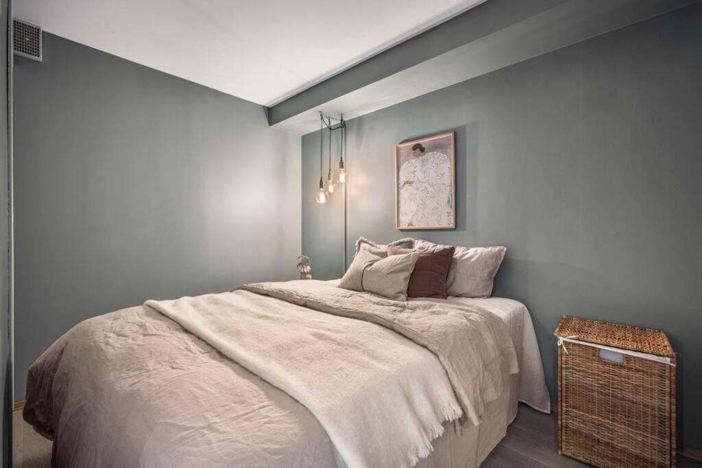 New Couples In The Heart Of Apartment *