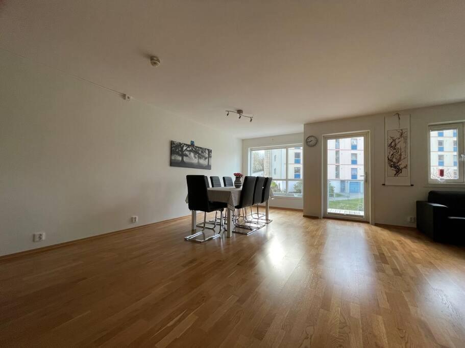84m2 3 Sleeping Which Direct Traffic To Airport And Center Apartment