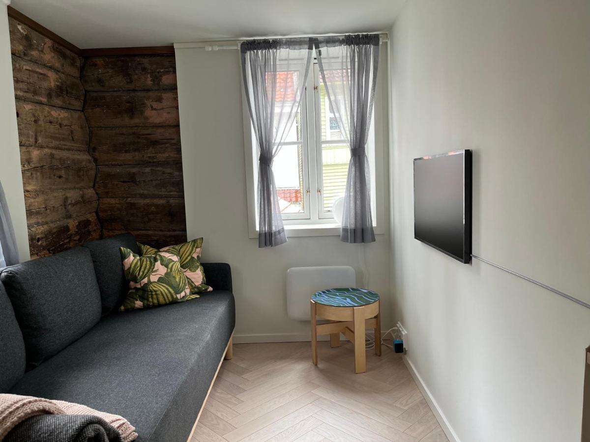 Entire Renovated Apartment From 1780 With Kitchen, Bath, Bedroom, And Living Room In Skuteviken *