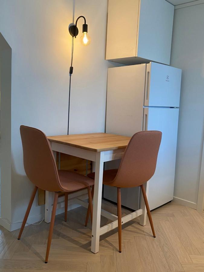 Entire Renovated From 1780 With Kitchen, Bath, Bedroom, And Living In Skuteviken Lägenhet *