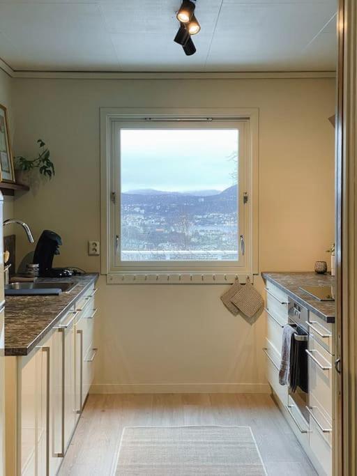 Villa Spacious With View - 5br - Free Parking - Great Wi-fi