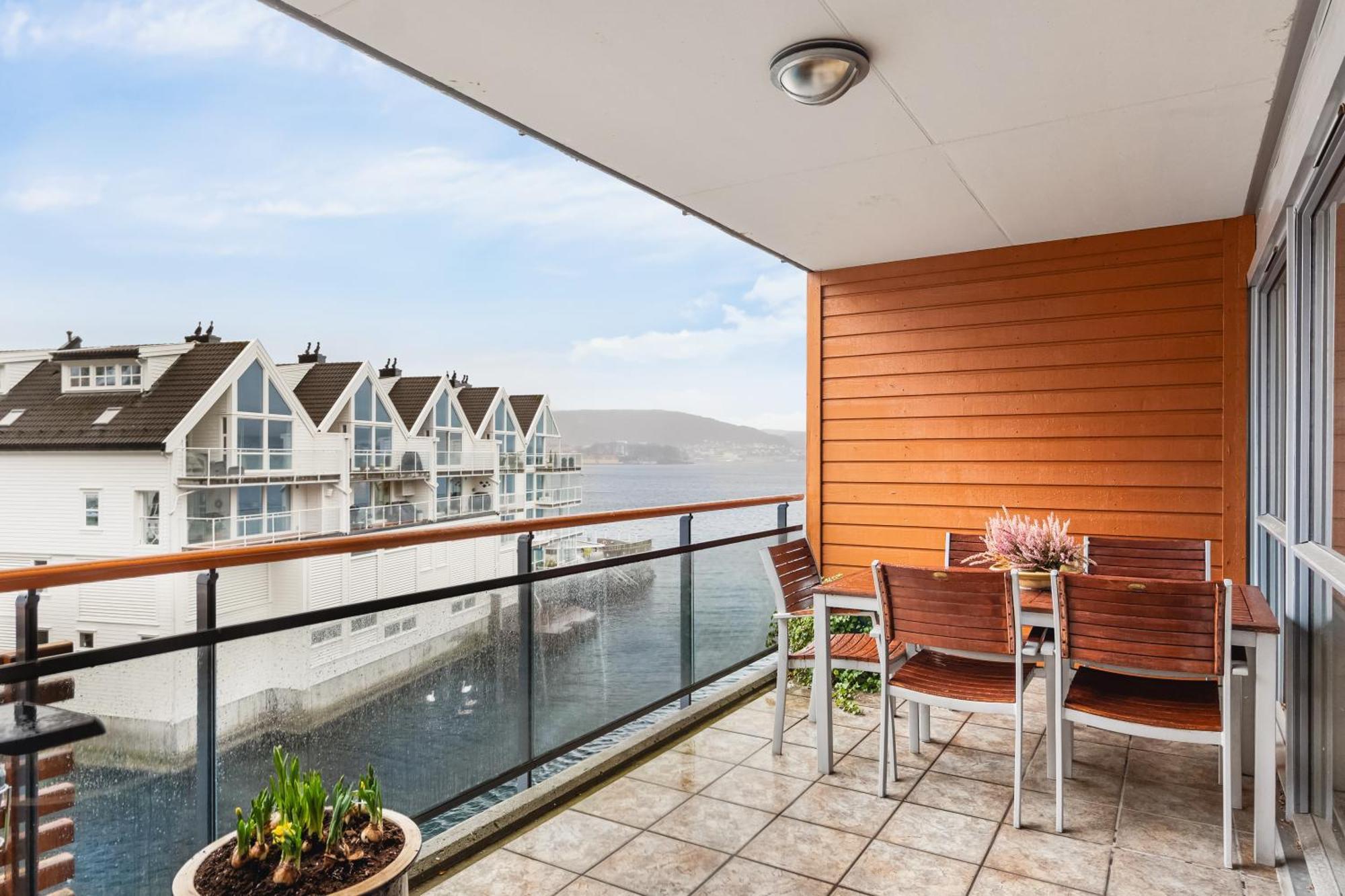Dinbnb I On Island I Terrace And Grill I Free Parking
