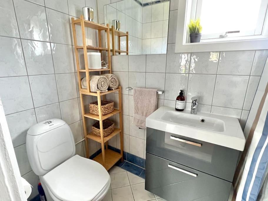 Newly Upgraded Apt: Two Balconies, Sun-drenched! Appartement Bergen