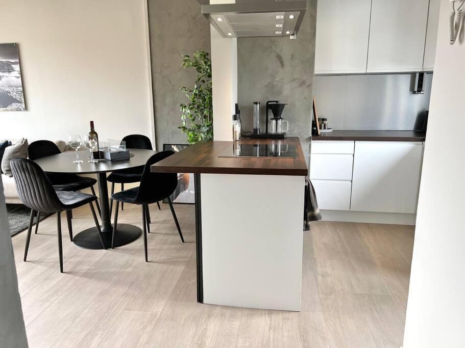 Newly Upgraded Apt: Two Balconies, Sun-drenched! Appartement