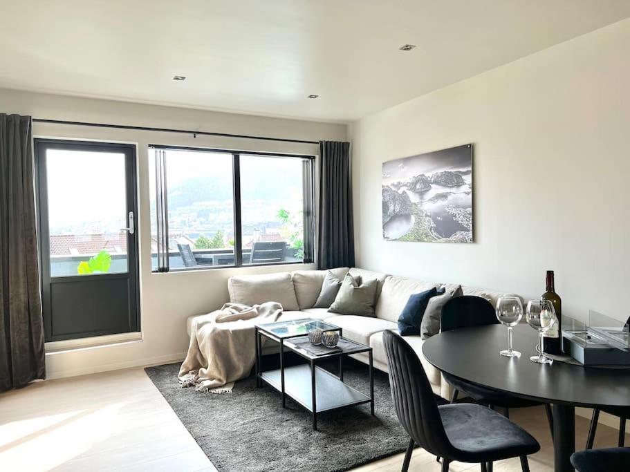 Newly Upgraded Apt: Two Balconies, Sun-drenched! Bergen