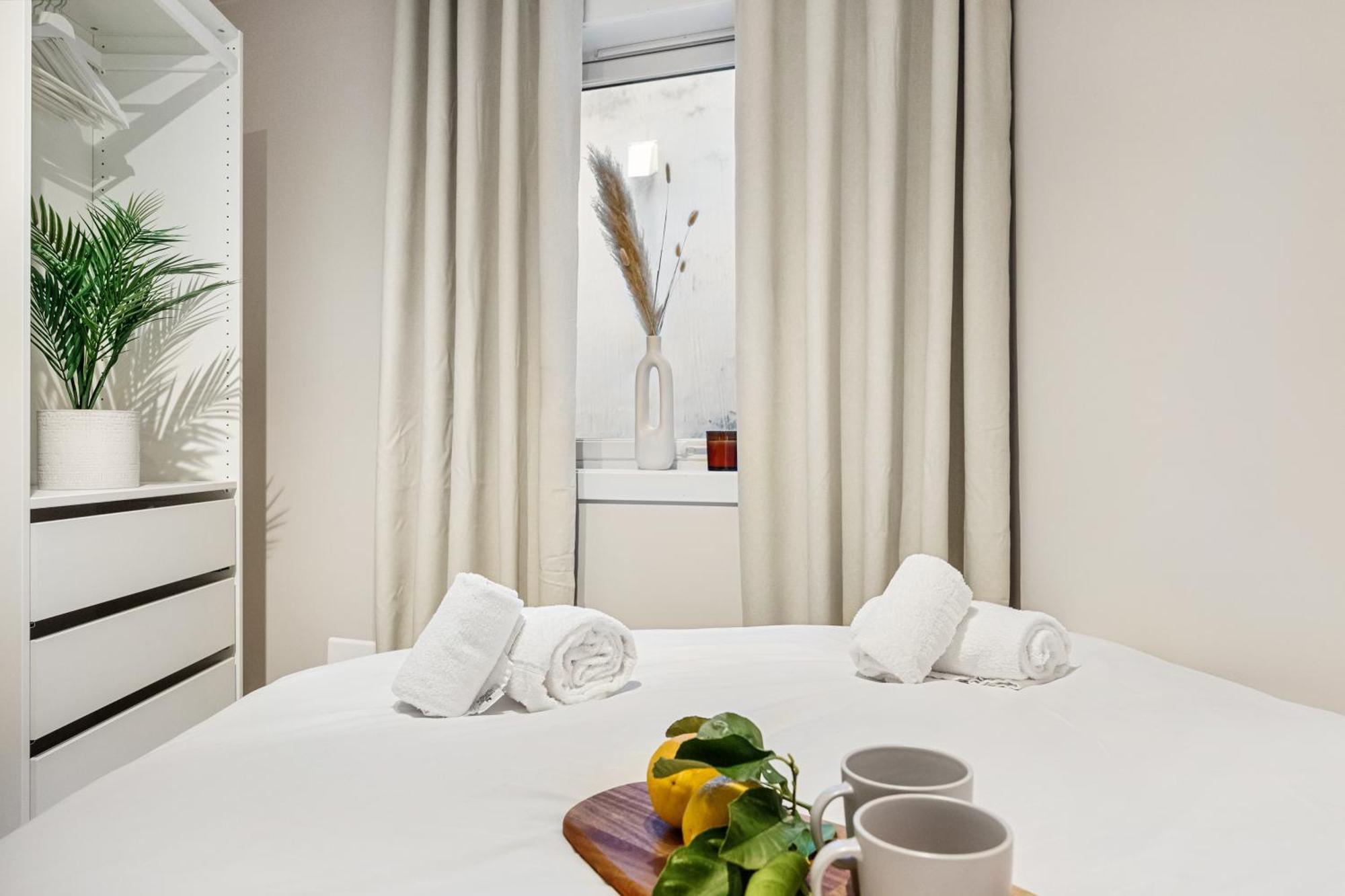 King Bed - Renovated 2024 - 2br Behind Bryggen Apartment