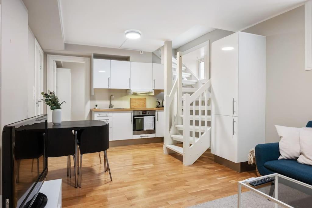 New! Modern Apt: W/ Private Entrence * Bergen